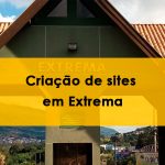 “Foto do portal de entrada da cidade de Extrema, com telhado de telhas alaranjadas e montanhas ao fundo. Sobreposta à imagem, uma faixa amarela centralizada exibe em letras pretas a frase ‘Criação de sites em Extrema’.