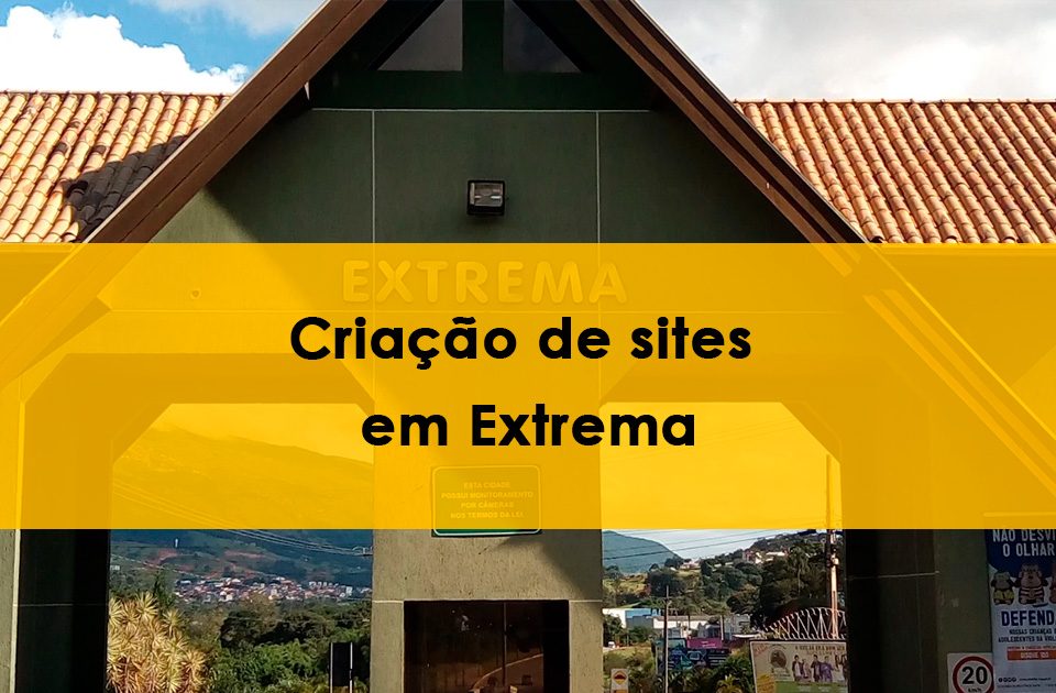 “Foto do portal de entrada da cidade de Extrema, com telhado de telhas alaranjadas e montanhas ao fundo. Sobreposta à imagem, uma faixa amarela centralizada exibe em letras pretas a frase ‘Criação de sites em Extrema’.