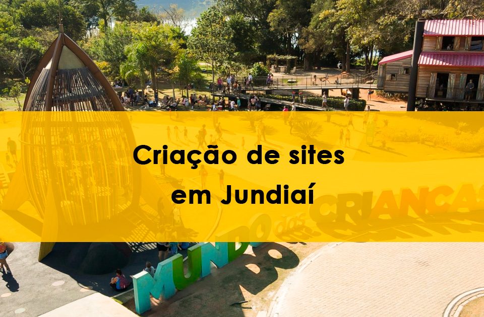 Vista aérea do parque Mundo das Crianças em Jundiaí, com área verde, brinquedos e pessoas caminhando. Sobre a foto aparece uma faixa amarela com o texto 'Criação de sites em Jundiaí'.