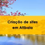 Vista do lago do Major em Atibaia com reflexo de árvores e prédios na água, céu azul e uma árvore com flores rosas à esquerda. Texto promocional sobre criação de sites na cidade.