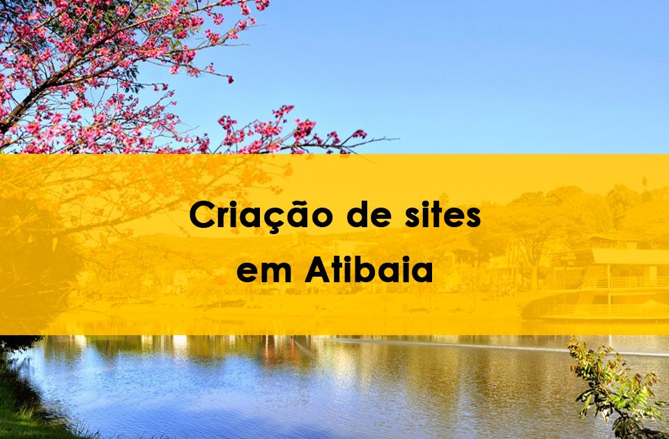Vista do lago do Major em Atibaia com reflexo de árvores e prédios na água, céu azul e uma árvore com flores rosas à esquerda. Texto promocional sobre criação de sites na cidade.